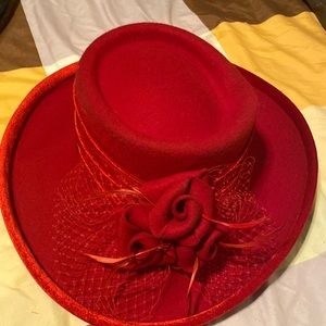 Red hat / with red flowers on the front